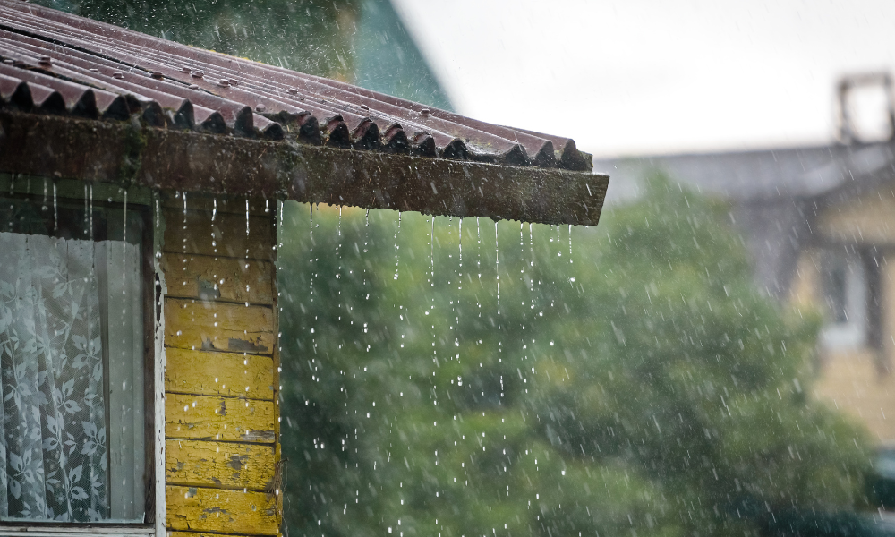 台風によって雨戸が壊れるのを防ぐために