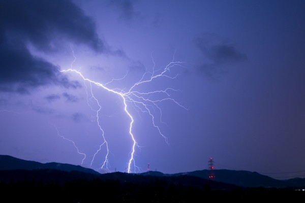 ③夏に被害が増加する落雷