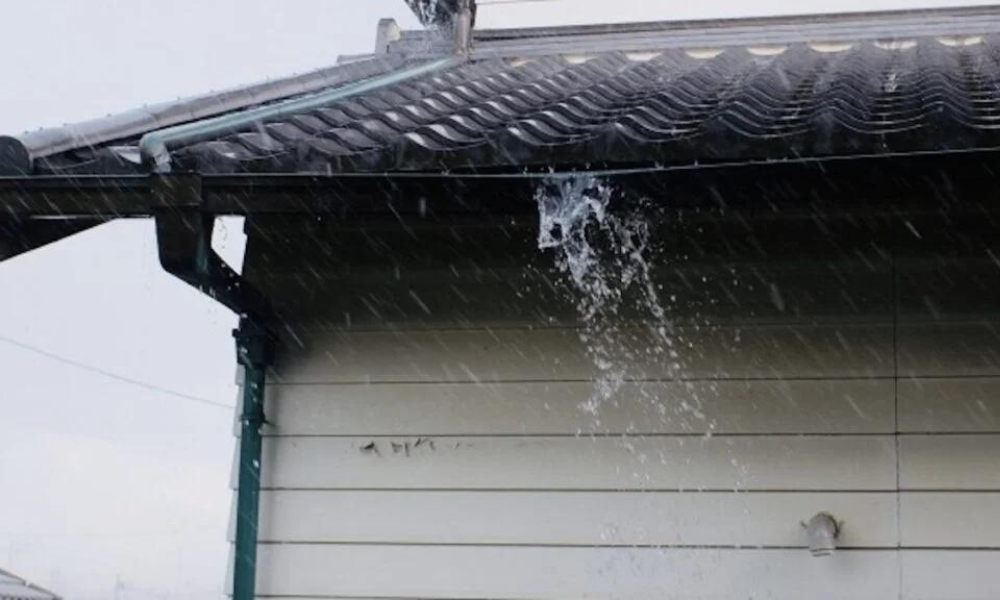 火災保険で補償される 雨樋の破損例