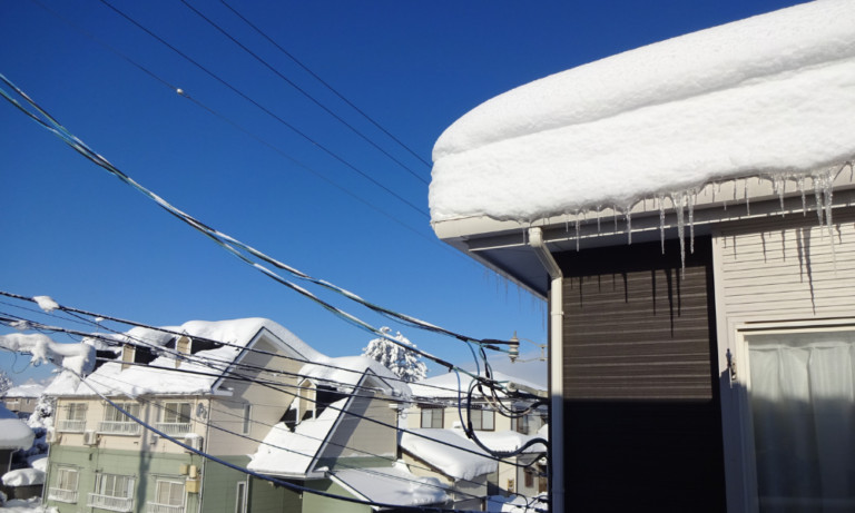 火災保険で大雪や雪崩の雪害は補償される？雪災補償の範囲を解説