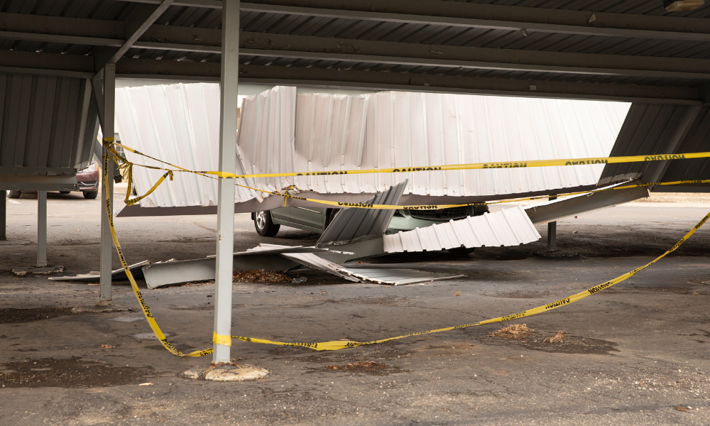 台風による強風でカーポートが破損
