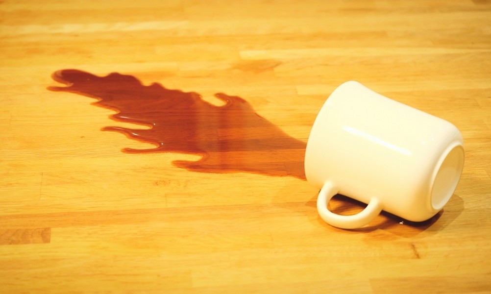 無垢材の食器棚にコーヒーをこぼしてシミができてしまった