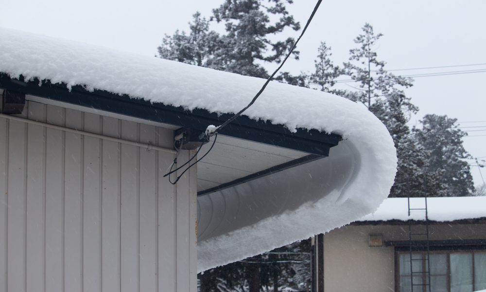 屋根から落雪して車が壊れた場合は他の箇所も確認しよう